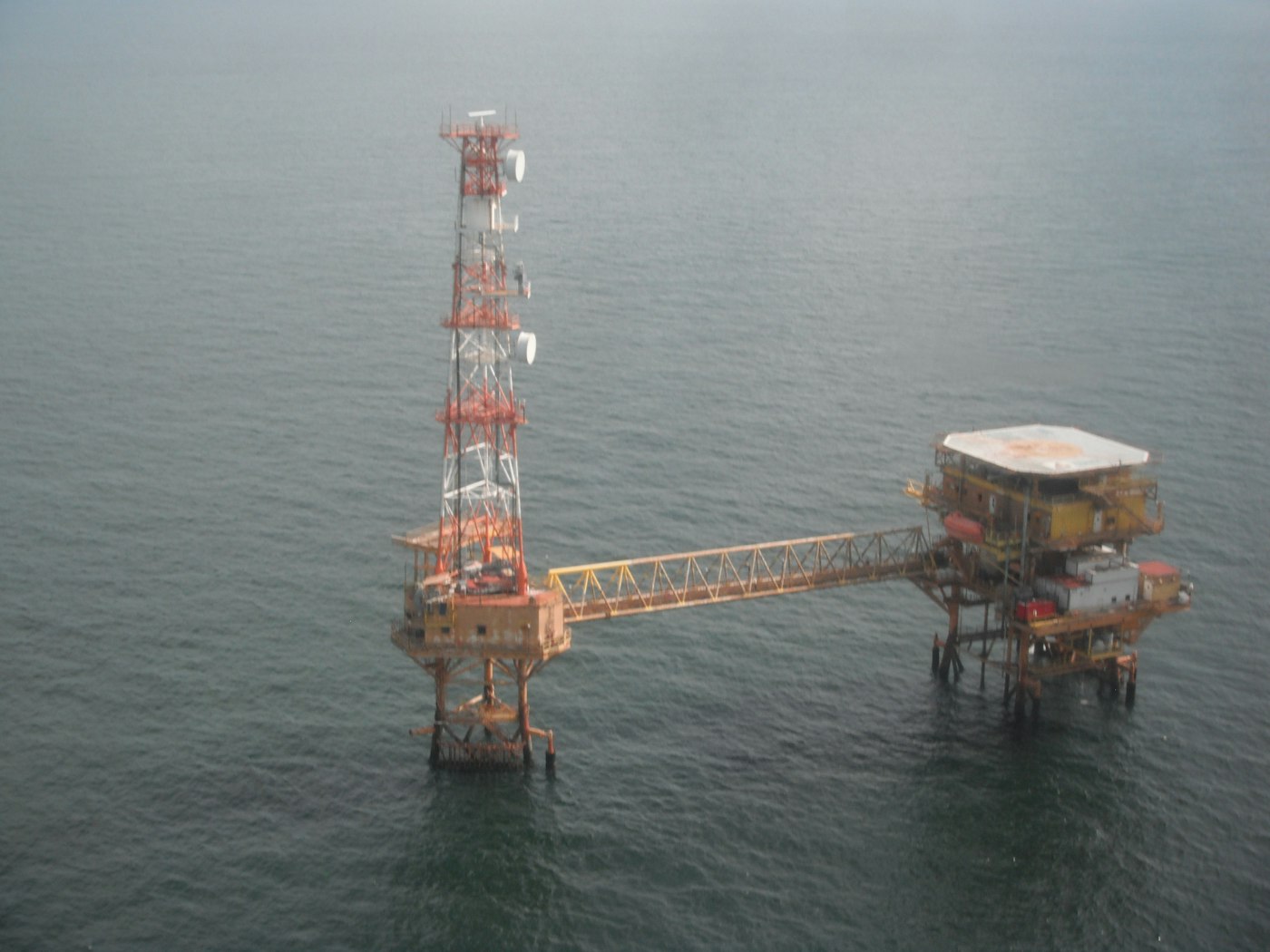 Plataforma offshore no mar