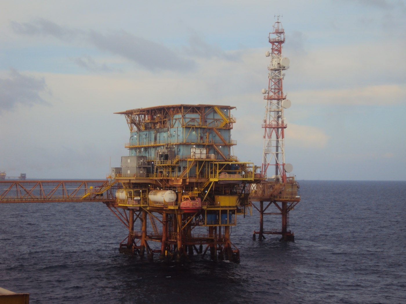 Plataforma offshore ao entardecer